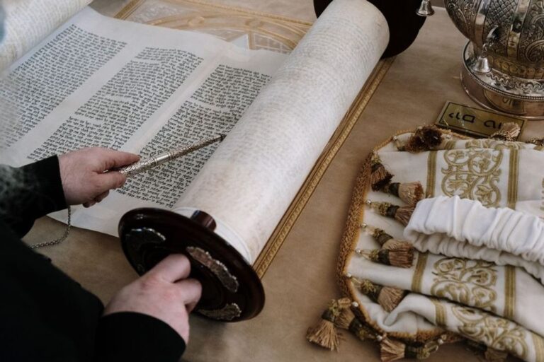 הידור מצווה ופאר הקודש: המדריך המלא לרכישת ספרי תורה עם זאבי וקסברגר